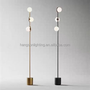 Moderno nordico decorativo in piedi <span class=keywords><strong>luce</strong></span> ottone nero finitura corpo di vetro congelato palla lampada da terra per casa soggiorno e camera da letto - Product Image 3