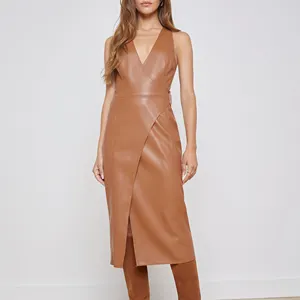 Женское соблазнительное коричневое платье из искусственной кожи без рукавов с V-образным вырезом, классическое облегающее платье с асимметричным разрезом спереди, облегающее платье с запахом
