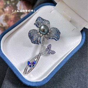 ผู้ผลิตขายส่งโดยตรง เครื่องประดับเสื้อสูทสีน้ำเงินระดับไฮเอนด์ ต่างหูมุกตาฮิติจากน้ำทะเล รูปดอกกุหลาบ - Product Image 2