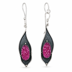 Orecchini vintage con piume di uccello fucsia, regalo per feste da donna - Product Image 1
