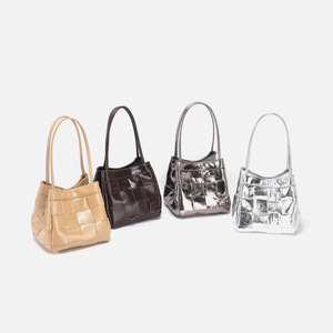 Bolso de Hombro de Cuero Tejido Metálico Color Champán Personalizado de Fábrica, Bolso Tipo Cubo de Gran Capacidad para Mujer - Product Image 1