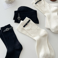 Chaussettes pour femmes, tricotées effet vieilli avec détail boucle, design minimaliste audacieux, douces, décontractées, tendance, monochromes, chaussettes de mode