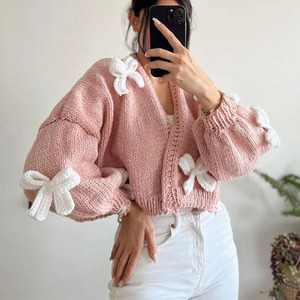 Cardigan in maglia pesante lavorato a mano invernale da donna con maniche a sbuffo personalizzate con chiusura monopetto fiocco bianco in rosa - Product Image 1