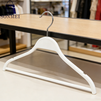 Cintres en plastique blanc à logo personnalisé, design minimaliste, robustes et peu encombrants pour magasin