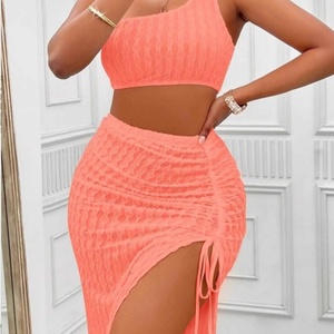 Nouvel Arrivage : Ensemble Élégant d'Été pour Femme – Haut Sans Manches à Épaules Dénudées et Short Décontracté Fendu en Tissu Tricoté Couleur Unie - Product Image 5
