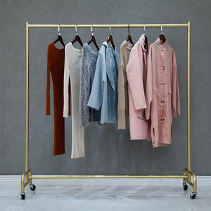 ราวแขวนท่อประปาพร้อมล้อเลื่อน ราวแขวนเสื้อผ้าแบบเคลื่อนที่ได้ ราวแขวนข้างเตียง ชั้นวางของโลหะทันสมัย - Product Image 2