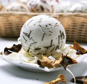 Boîte cadeau avec plante essentielle de bain, fleur et herbe, boule de sel de bain organique, bombe de bain, produits de baignoire et de bain - Product Image 2