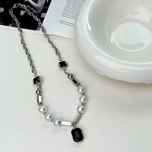 <span class=keywords><strong>Collar</strong></span> de <span class=keywords><strong>cadena</strong></span> con cuentas de <span class=keywords><strong>perlas</strong></span> y diamantes de imitación estilo barroco para <span class=keywords><strong>hombre</strong></span>, moderno, de aleación plateada, con colgante geométrico negro. - Product Image 5