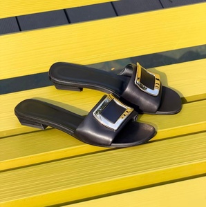 Sandales plates noires en cuir pour femmes avec boucle métallique dorée, à enfiler, décontractées pour l'été, la plage et les loisirs - Product Image 2