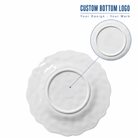 Assiette de service à bord festonné, texture martelée, vaisselle décorative avec logo personnalisé au dos pour la mise en table et les événements traiteur