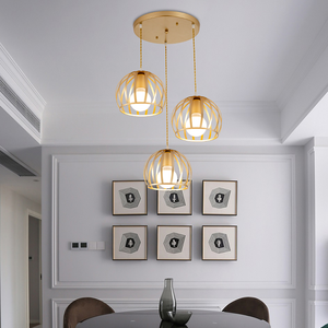 Le lustre dans la salle à manger est simple et moderne, tandis que la lampe de table dans le salon est créative et en fer. - Product Image 1