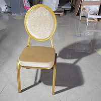 Chaise de réception marocaine à dossier rond avec motif en fer forgé et revêtement en velours pour salle de mariage