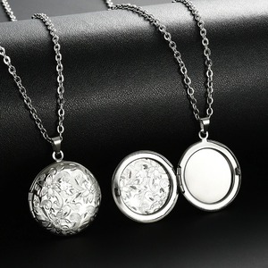 Collana con Ciondolo Portafoto Rotondo Intagliato a Fiore, in Acciaio Inossidabile, Lucido a Specchio, Apribile, per Uomo e Donna, Gioiello Commemorativo - Product Image 4