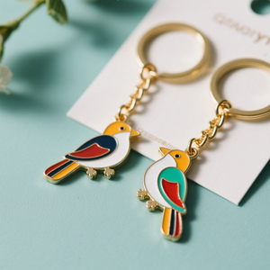 Fabricant de porte-clés en forme d'oiseau en émail doux dur personnalisé avec logo personnalisé et plat porte-clés avec emplacement - Product Image 5