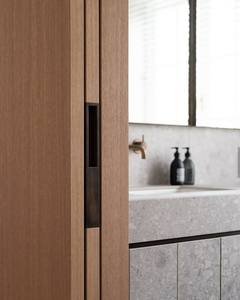 <span class=keywords><strong>Porte</strong></span> coulissante dissimulée en bois massif brun style Japandi Wabi-sabi rustique moderne avec verre trempé CBMmart - Product Image 5