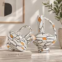 Vase à fleurs en céramique sculpturale créative Jossin avec des détails peints à la main en noir et orange pour une décoration minimaliste nordique