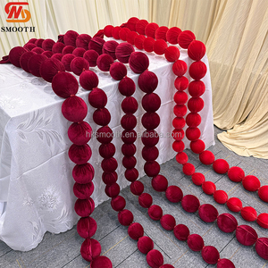 Mur de fond en boules de mousse rouges florales simples et lisses pour la décoration de Noël, de mariages et de fêtes à domicile - Product Image 4
