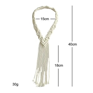 Bandeau bohème en macramé avec pompons, accessoire pour cheveux en coton fait main pour les mariées - Product Image 1