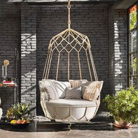 Lit suspendu de style géométrique moderne en bambou et en rotin pour l'extérieur avec configuration multi-coussins