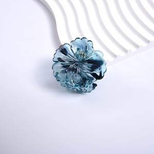Qianjin Modieuze Bloem Haarklauw 4.5Cm Middelgrote Glanzend Transparant Vrouwelijk Nieuw Ontwerp Holle Haarclips - Product Image 6