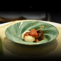 P&T Horeca – Assiettes octogonales en porcelaine fine vert sauge et noir avec bordure argentée – Services de vaisselle modernes en porcelaine fine
