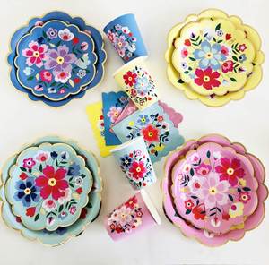 Ensemble de vaisselle jetable en forme de fleur avec dentelle et estampage à chaud pour fêtes d'anniversaire - Product Image 1