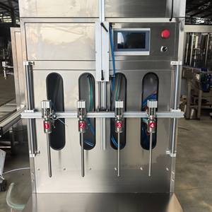 آلة تعبئة شبه أوتوماتيكية بالجاذبية مع مقياس مستوى للمراقبة الفورية للسوائل، لتعبئة الزجاجات والعلب البلاستيكية بدقة عالية تصل إلى 99% - Product Image 4