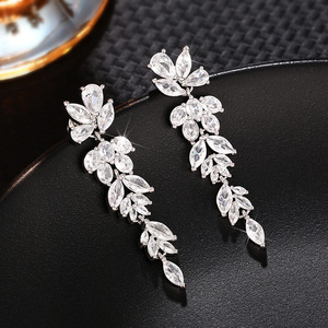 Orecchini Lunghi Classici in Ottone con Motivi Floreali per Donne, Eleganti Gioielli da Sposa - Product Image 2