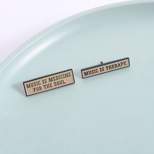 Épinglette en émail « La musique est ma thérapie », citations personnalisées, « La musique est la médecine de l'âme », broches, badge de revers, bijoux, cadeaux pour amis - Product Image 1