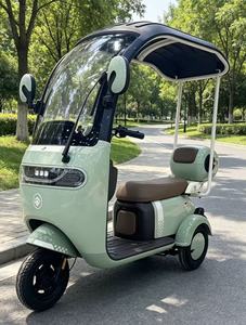Tricycle électrique pour adultes avec auvent, scooter de mobilité à 3 roues résistant aux intempéries avec toit, pare-soleil et essuie-glaces - Product Image 1