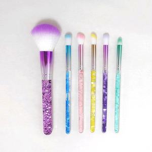 Nouvel Arrivage Magnifique Ensemble de Pinceaux de Maquillage Liquides Scintillants de Luxe avec Logo Personnalisé Kit de Pinceaux Cosmétiques Tendance Vente en Gros - Product Image 1