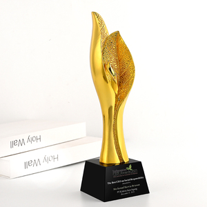 Trophée en résine plaqué or en forme de <span class=keywords><strong>feuille</strong></span> d'arbre personnalisé brillant en forme de style luxueux sport CEO avec base en cristal <span class=keywords><strong>noir</strong></span> - Product Image 4