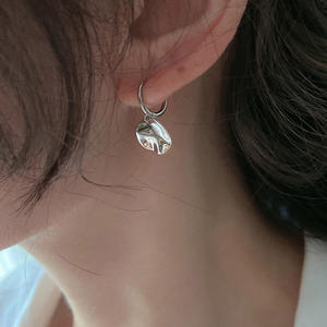 Boucles d'oreilles créoles modernes à disque alvéolé en cuivre plaqué or pour femmes cercles texturés pour les vacances à la plage - Product Image 3