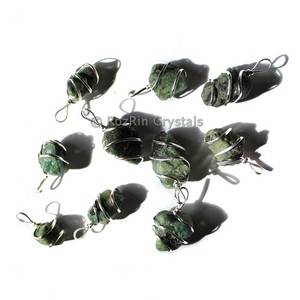 Indian <b>Emerald</b> Cut Twisted <b>Pendant</b> with Aperture Setting Classic Style - Product Image 1