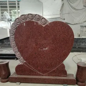 Pietra tombale in granito rosso con lapide a forma di cuore rosa con design personalizzato
