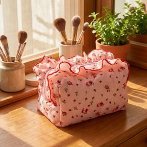 กระเป๋าเครื่องสำอางพกพาแบบทันสมัยลายดอกไม้สวยงาม ผลิตจากโพลีเอสเตอร์ เหมาะสำหรับเป็นของขวัญต้อนรับหรือของแจกส่งเสริมการขาย - Product Image 4