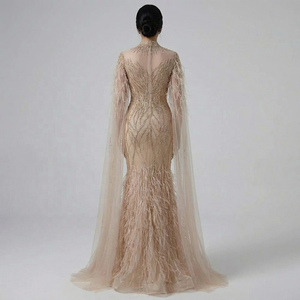Abito da sera Serene Hill LA71885C color nudo con collo alto, maniche a mantella e piume, modello 2025, abito da cerimonia per donna - Product Image 2