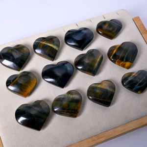Venta al por mayor de piedras de cristal natural pulido en forma de corazón, piedra de palma tallada, ojo de tigre azul en forma de corazón para regalo - Product Image 1