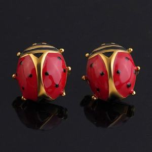 Pendientes Magnéticos de Acero Inoxidable con Diseño de Mariquita Esmaltada a Color Personalizados de Fábrica para Hombres y Mujeres - Product Image 3