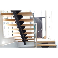 Escalier CBMmart au design moderne avec double plateaux en acier, marches en bois courbées et garde-corps en verre