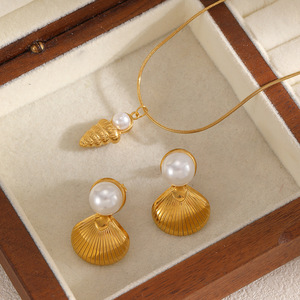 Ensemble collier et boucles d'oreilles en forme de coquillage, acier inoxydable plaqué or 18 carats, bijoux de mode pour femmes, style océan - Product Image 1