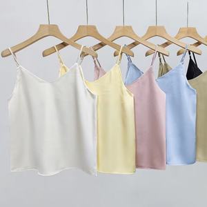 Débardeur en satin personnalisé pour femme, couleur unie, col en V, fin et léger, idéal pour l'été - Product Image 1