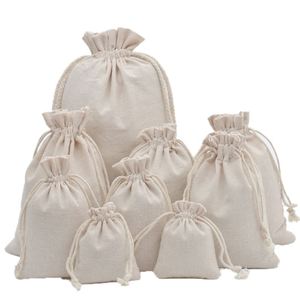 Pochette personnalisée en coton biologique avec cordon de serrage, fermeture à rabat et poignée, écologique et recyclable, pour le rangement de bijoux, de logos et de cadeaux de fête - Product Image 1