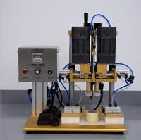 Machine de capsulage de bouteilles de bec de canard entièrement automatique avec bande transporteuse Capsuleuse de capsulage de bouteilles d'huile essentielle Pneumatique