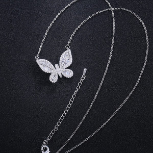 Collana con ciondolo a forma di farfalla in cristallo per donna, gioielli alla moda dallo stile dolce e minimalista - Product Image 2
