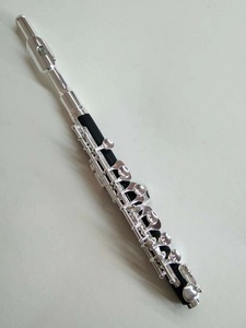 Piccolo en bakélite à corps en bois, plaqué argent, avec trous ouverts - Product Image 5