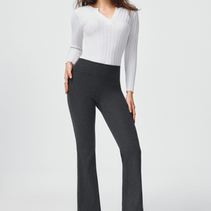 Pantalon évasé côtelé – ample, confortable et taille haute – idéal pour le sport ou les tenues décontractées. - Product Image 1