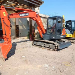 รถขุดมือสอง DOOSAN DH55 ขนาด 5.5 ตัน เครื่องยนต์ Isuzu เกียร์ ปั๊ม ราคาโรงงาน อุปกรณ์ก่อสร้าง - Product Image 1