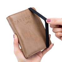 2026 Vente en gros de protège-passeports RFID en cuir véritable, design personnalisé, unique et amusant, avec fermeture à bande élastique