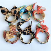 Bracelet jonc ouvert vintage en alliage pour femmes, motif léopard multicolore, style foulard en soie, vente en gros
